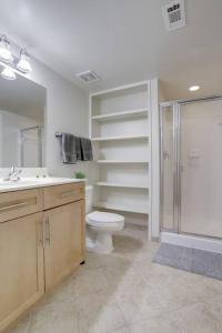 Prime Location Retreat Close to DC and Metro的一间浴室