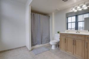 Prime Location Retreat Close to DC and Metro的一间浴室