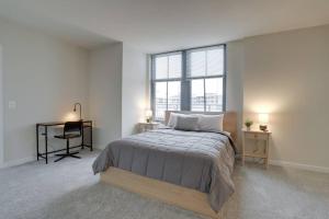 Prime Location Retreat Close to DC and Metro客房内的一张或多张床位