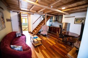 Posezení v ubytování Old Town Quito Suites, Elegant Comfort & Space in the Historic Center