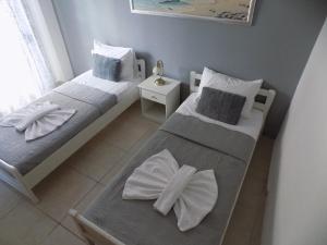 2 łóżka w małym pokoju z: w obiekcie elzaf2 w Áfitos