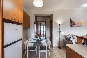 cocina y comedor con mesa y nevera en Stema City Apartment, en La Canea