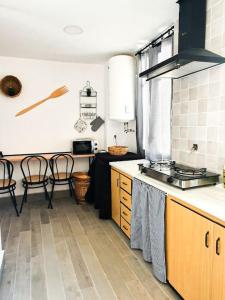 a kitchen with a stove and a counter top at Un tros de Sal. Casa Rural a Gerri de la Sal. in Gerri