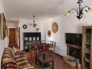 ein Wohnzimmer mit einem Sofa und einem Tisch in der Unterkunft Casa Rural Asgard in Chiclana de la Frontera