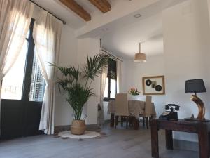 uma sala de estar com uma mesa e um vaso de plantas em Un tros de Sal. Casa Rural a Gerri de la Sal. em Gerri