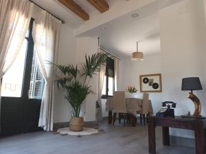 a living room with a table and a potted plant at Un tros de Sal. Casa Rural a Gerri de la Sal. in Gerri