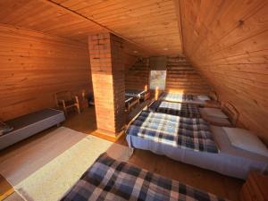 Cette chambre mansardée comprend 2 lits dans une cabane en bois. dans l'établissement Saunamaja, à Myza Kastre