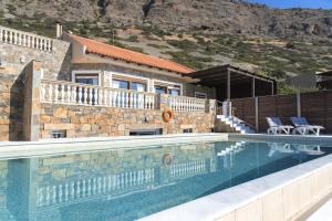 una piscina di fronte a una casa di Plaka Beach Luxury Villa Crete Dreams a Eloúnda