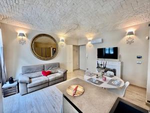 ein Wohnzimmer mit einem Sofa und einem Tisch in der Unterkunft Chic house near the castle in Moncalieri