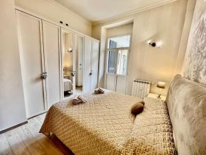 a small bedroom with a bed and a window at Chic house near the castle in Moncalieri