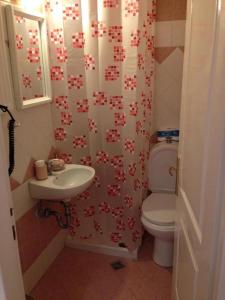 A bathroom at Nice Apartment 3 - City Center