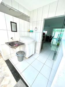 a bathroom with a tub and a sink at Casa de Luxo em Maragogi in Peroba