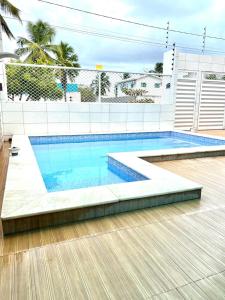- une grande piscine avec du parquet dans l'établissement Casa de Luxo em Maragogi, à Peroba
