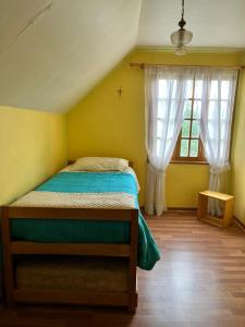 a bedroom with a bed and a window at Hospedaje BoppHouse in Coihaique