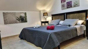 A bed or beds in a room at La Pausa