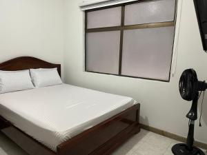 Een bed of bedden in een kamer bij Quiet apartment in Laureles