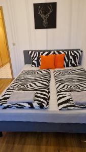 ドレスデンにあるInnenstadt-Appartementのベッド(上にシマウマの枕付)