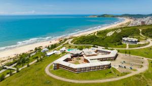 una vista aérea de un edificio situado junto a la playa en Samba Laguna Tourist Hotel, en Laguna