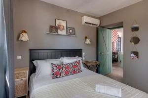 sypialnia z łóżkiem i pokój z korytarzem w obiekcie Alma Loca Syros w mieście Ermupoli