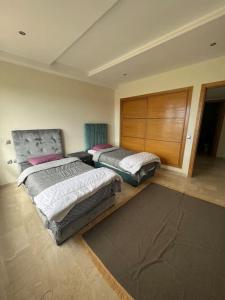 Zimmer mit 2 Betten in einem Zimmer mit in der Unterkunft Appartement avec jacuzzi privé in Bouznika