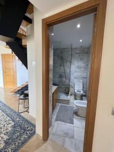 ein Bad mit einem WC und einem Waschbecken in der Unterkunft Appartement avec jacuzzi privé in Bouznika
