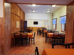 Chata Resort Na Horské في مالا مورافكا: غرفة طعام فارغة مع طاولات وكراسي