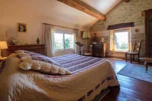 een slaapkamer met een groot bed in een kamer bij Domaine de Malouziès in Fontiers-Cabardès