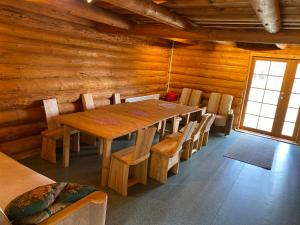 comedor con mesa de madera y sillas en Väike Kuu peamaja, en Myza Kastre