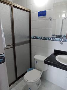 La salle de bains est pourvue de toilettes et d'un lavabo. dans l'établissement Diamante Blue Hotel, à Villavicencio