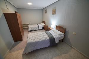 Säng eller sängar i ett rum på Hostal Molgas