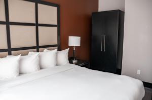 a bedroom with a white bed and a black cabinet at M Montreal Hostel in Montréal