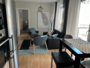 ein Wohnzimmer mit einem Sofa, Stühlen und einem Tisch in der Unterkunft Haga 1 bedroom Apartment in Stockholm