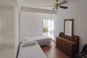 1 dormitorio con 2 camas, espejo y ventilador de techo en Departamento en Santiago del Estero en Santiago del Estero