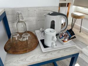 Zestaw do parzenia kawy i herbaty w obiekcie Hotel Boutique Teatro Romano