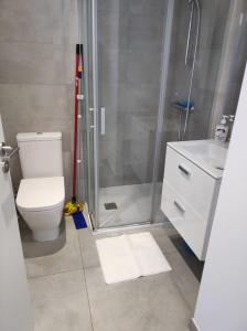 uma casa de banho com um chuveiro, um WC e um lavatório. em The Hub Gibraltar Sacha studio em Gibraltar
