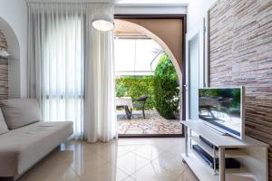 salon z kanapą i telewizorem z płaskim ekranem w obiekcie Apartments House Barbara w mieście Kornić