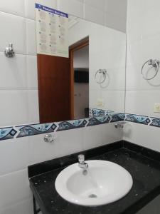 W łazience znajduje się umywalka i lustro. w obiekcie Diamante Blue Hotel w mieście Villavicencio