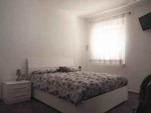 テーゼロにあるAppartamento El Bacanのベッドルーム(ベッド1台、窓付)