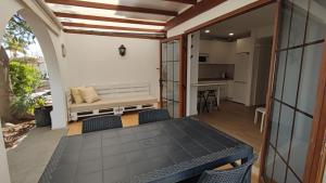 a patio with a table and chairs and a kitchen at Excelente Bungalow en Maspalomas in San Bartolomé