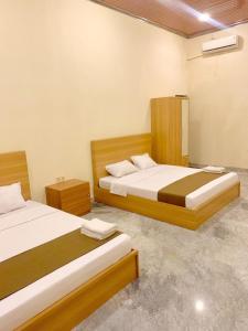 Postel nebo postele na pokoji v ubytování Al-Kiswah Syariah Guest House