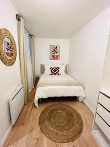 Postel nebo postele na pokoji v ubytování Bright new nest in the heart of Old Toulon