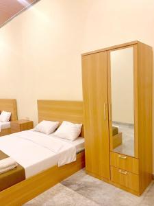 Postel nebo postele na pokoji v ubytování Al-Kiswah Syariah Guest House