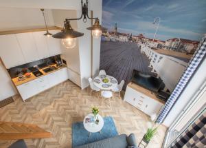 an overhead view of a living room and kitchen in a apartment at Apartament Chopina 5 m5 - Centrum Sopotu 3 min do Monciaka in Sopot