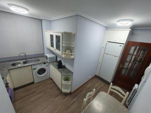 Kuchyňa alebo kuchynka v ubytovaní Apartamento Turístico Menéndez Pelayo -Vigo