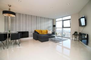 sala de estar con sofá y mesa en The Skyline - LONG STAY OFFER - Luxury Flat w/Designated Parking, en Cardiff