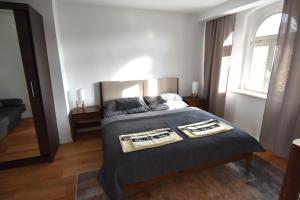 Apartmán Terezka في ماريانسكي لازني: غرفة نوم عليها سرير وفوط