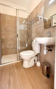 ein Bad mit einem WC, einem Waschbecken und einer Dusche in der Unterkunft Beau Séjour in Bocognano