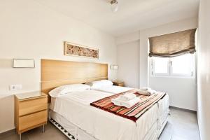 A bed or beds in a room at Apartamento Centro Sevilla Guadalquivir