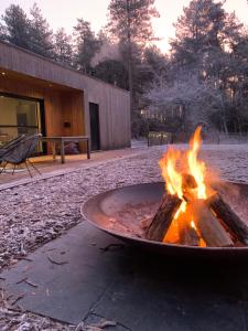 eine Feuerstelle in der Mitte eines Gartens in der Unterkunft Osbos chalets in Lille