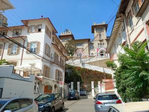 a city street with cars parked on the street at Hotel Paseo Valle in Viña del Mar